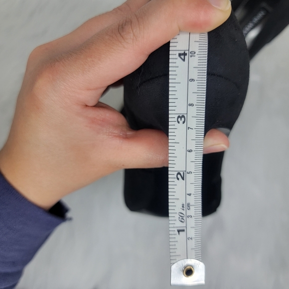 Nine West black suede pointed toe pumps. - Picture 10 of 10